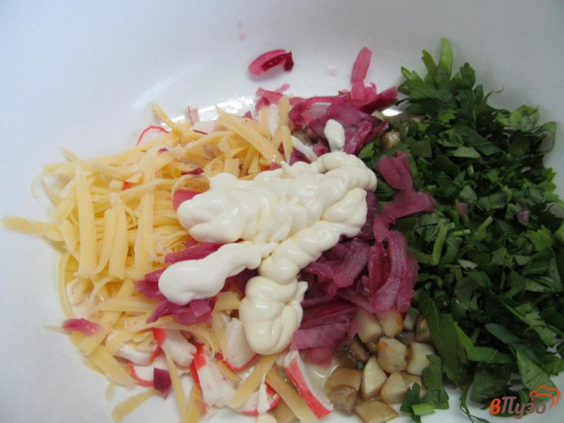 Фото приготовление рецепта: Салат из крабовых палочек с грибами и сыром шаг №5
