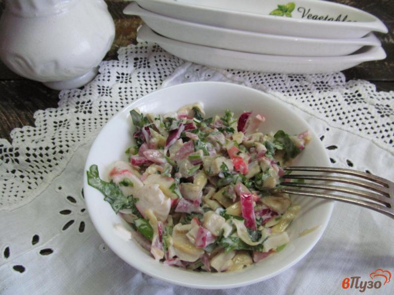 Фото приготовление рецепта: Салат из крабовых палочек с грибами и сыром шаг №6