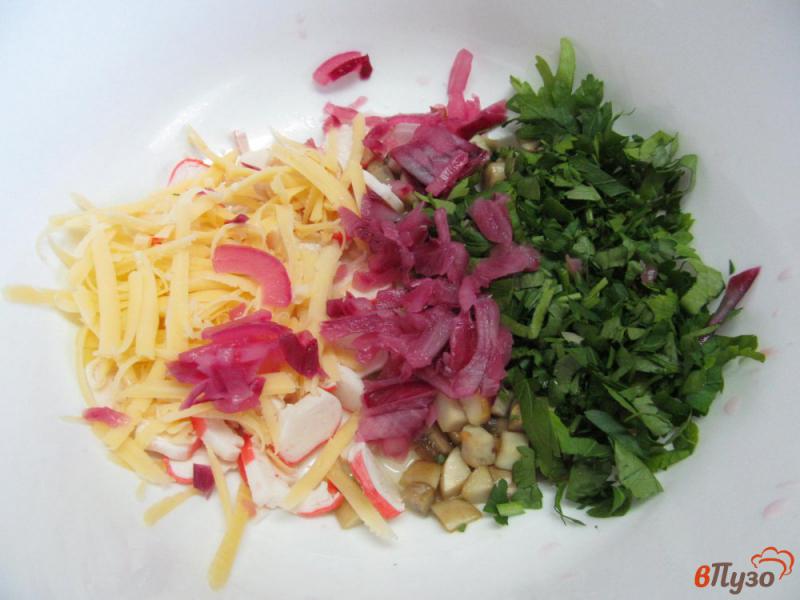 Фото приготовление рецепта: Салат из крабовых палочек с грибами и сыром шаг №4