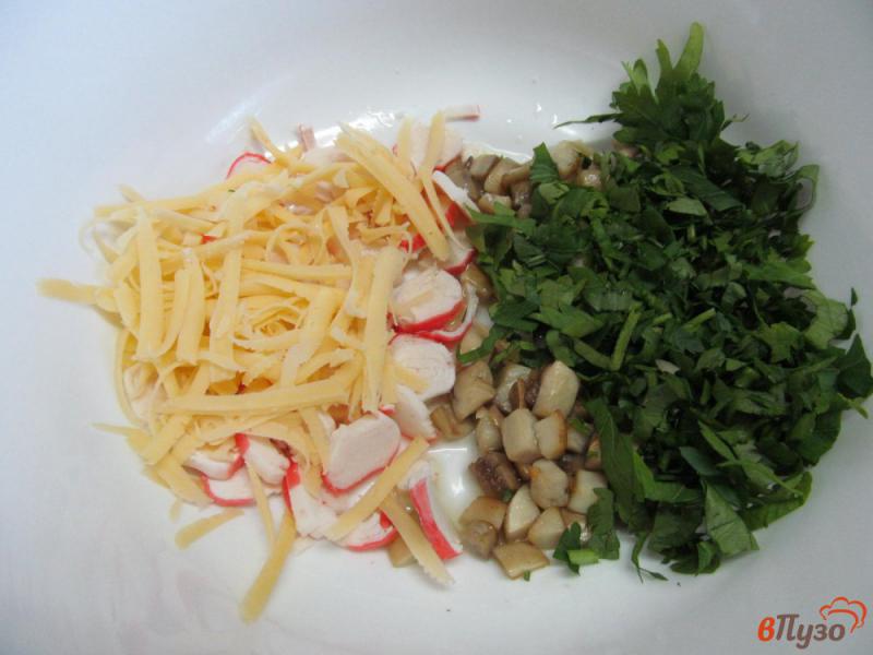 Фото приготовление рецепта: Салат из крабовых палочек с грибами и сыром шаг №3