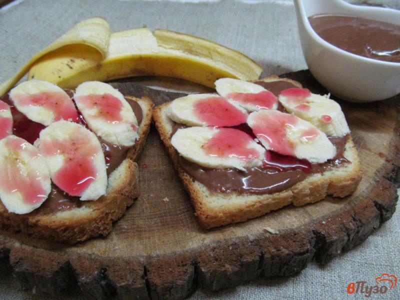 Фото приготовление рецепта: Тосты с бананом и шоколадным кремом шаг №6