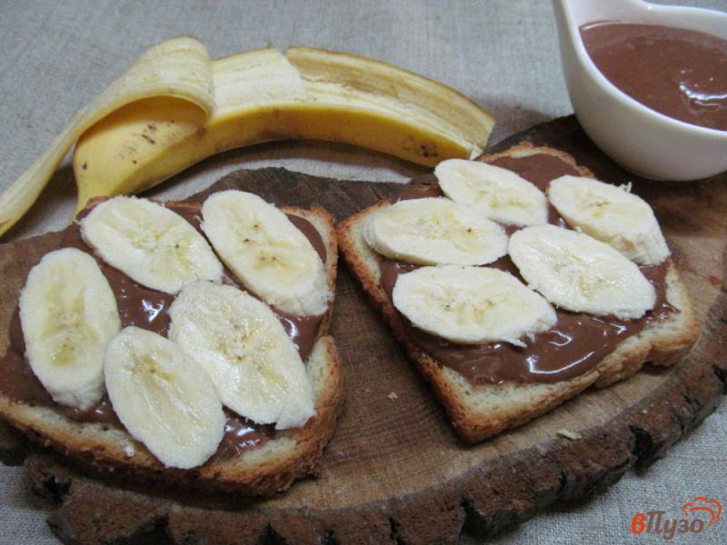 Фото приготовление рецепта: Тосты с бананом и шоколадным кремом шаг №4