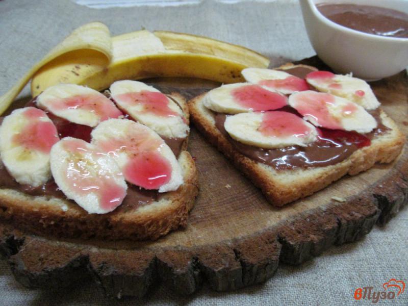 Фото приготовление рецепта: Тосты с бананом и шоколадным кремом шаг №5