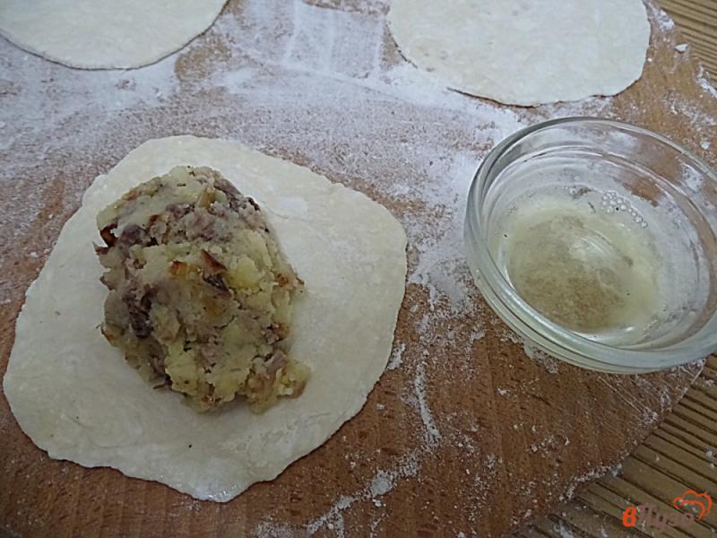 Фото приготовление рецепта: Пирожки из быстрого слоёного теста шаг №8