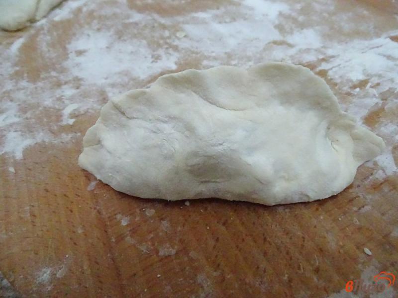 Фото приготовление рецепта: Пирожки из быстрого слоёного теста шаг №9