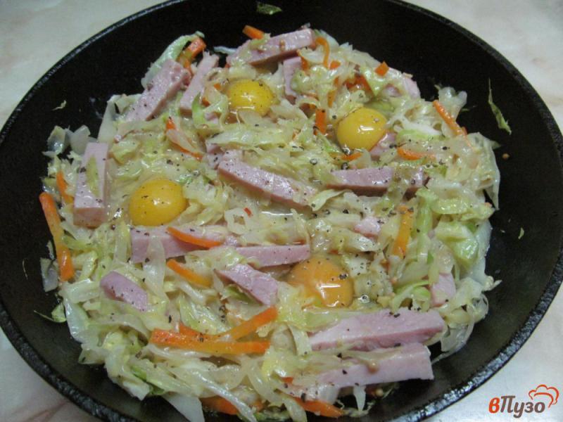 Фото приготовление рецепта: Жареная капуста с яйцами и сыром шаг №3