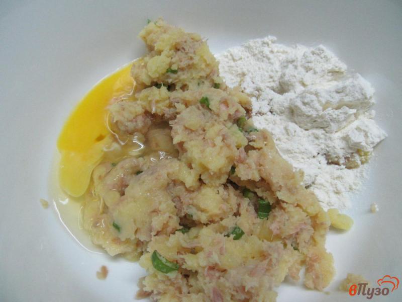 Фото приготовление рецепта: Картофельные котлеты с тунцом шаг №3