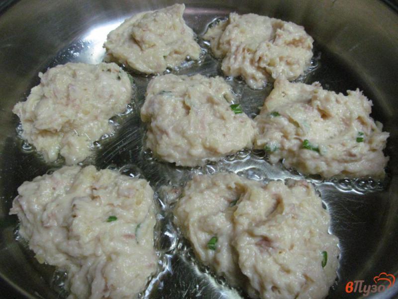 Фото приготовление рецепта: Картофельные котлеты с тунцом шаг №4