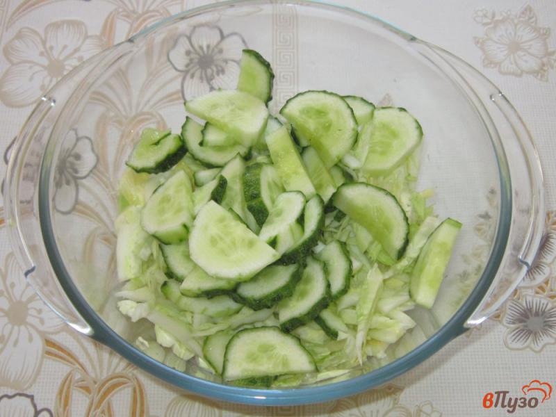 Фото приготовление рецепта: Салат из молодой капусты с оливками шаг №2