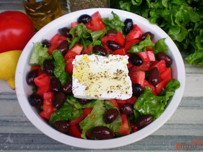 Фото приготовление рецепта: Салат с оливками и фетой по гречески шаг №6