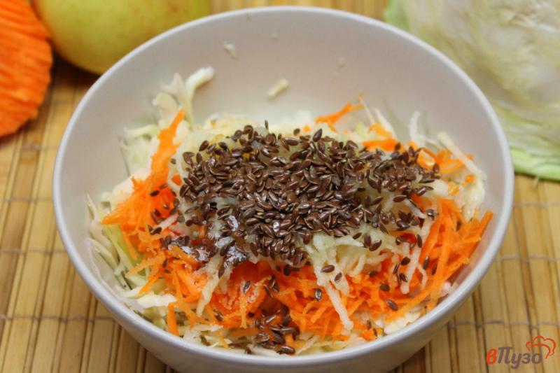 Фото приготовление рецепта: Салат из капусты и моркови с семенами льна шаг №4