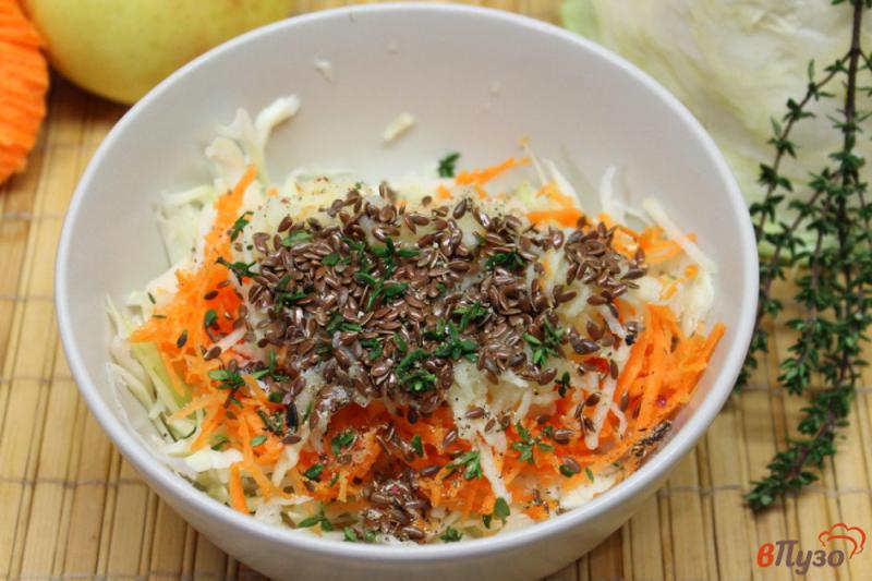 Фото приготовление рецепта: Салат из капусты и моркови с семенами льна шаг №5
