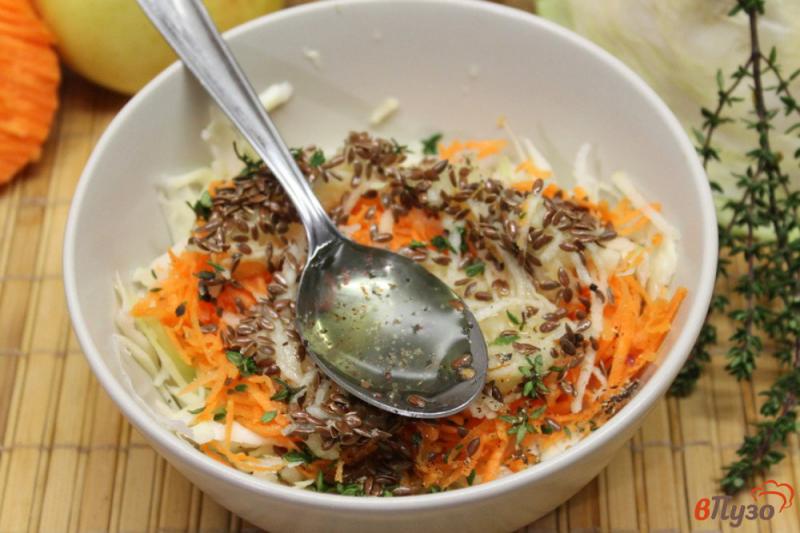 Фото приготовление рецепта: Салат из капусты и моркови с семенами льна шаг №6