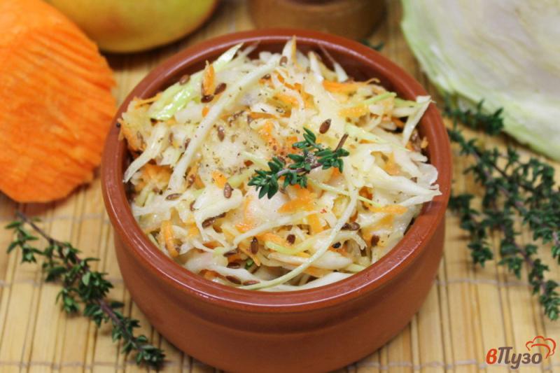 Фото приготовление рецепта: Салат из капусты и моркови с семенами льна шаг №7