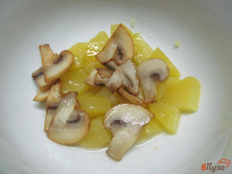 Фото приготовление рецепта: Салат из квашеной капусты с картофелем и грибами шаг №1