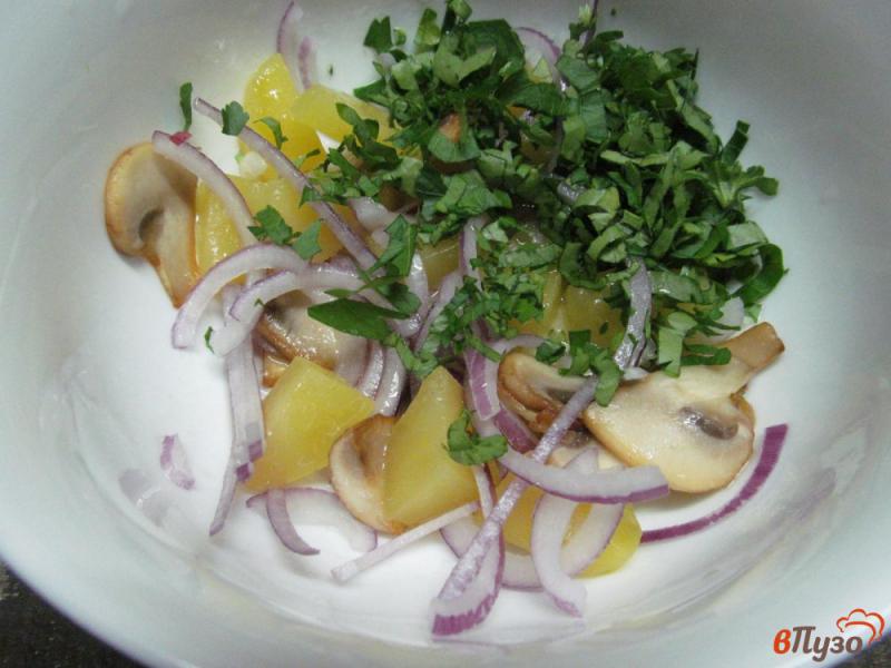 Фото приготовление рецепта: Салат из квашеной капусты с картофелем и грибами шаг №2