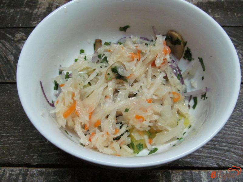 Фото приготовление рецепта: Салат из квашеной капусты с картофелем и грибами шаг №3