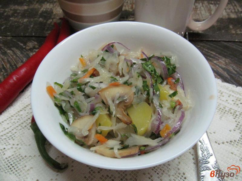 Фото приготовление рецепта: Салат из квашеной капусты с картофелем и грибами шаг №4