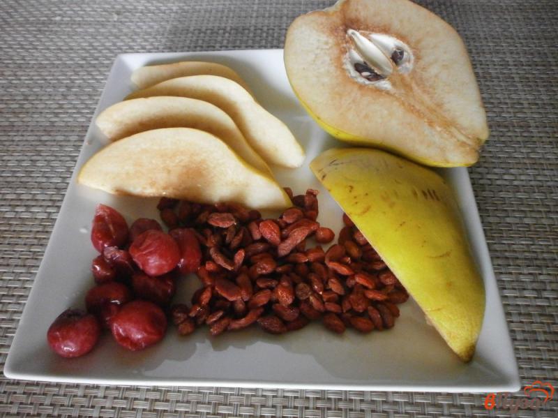 Фото приготовление рецепта: Компот из айвы, вишен и ягод годжи с карамельной айвой шаг №1