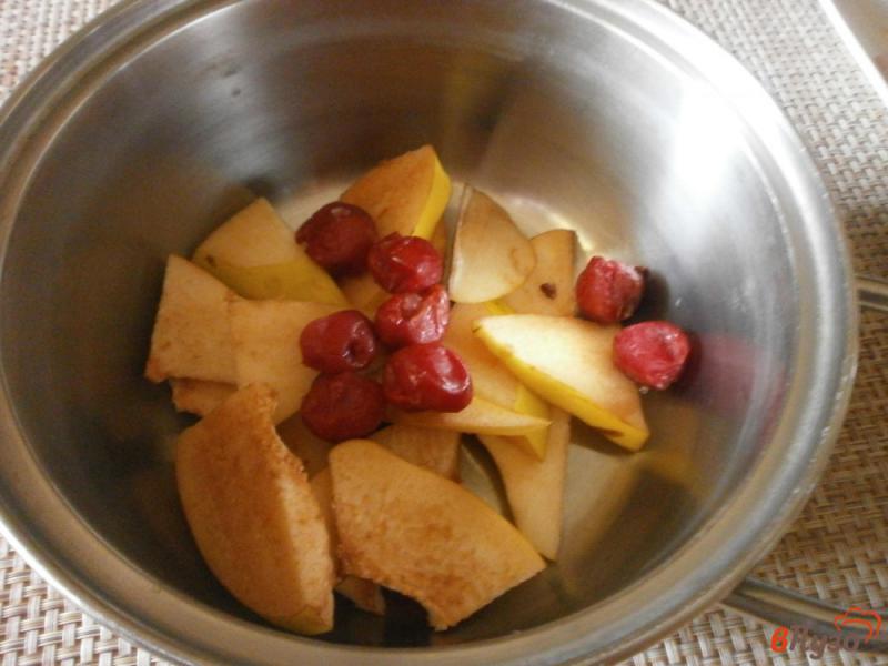 Фото приготовление рецепта: Компот из айвы, вишен и ягод годжи с карамельной айвой шаг №2