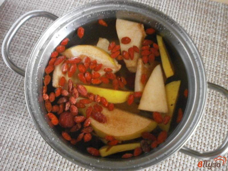 Фото приготовление рецепта: Компот из айвы, вишен и ягод годжи с карамельной айвой шаг №3