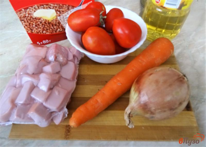 Фото приготовление рецепта: Гречка с овощами и колбасой шаг №1
