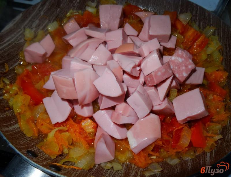 Фото приготовление рецепта: Гречка с овощами и колбасой шаг №9