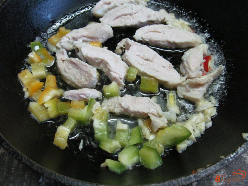 Фото приготовление рецепта: Паста пенне с курицей под соусом «Альфредо» шаг №2