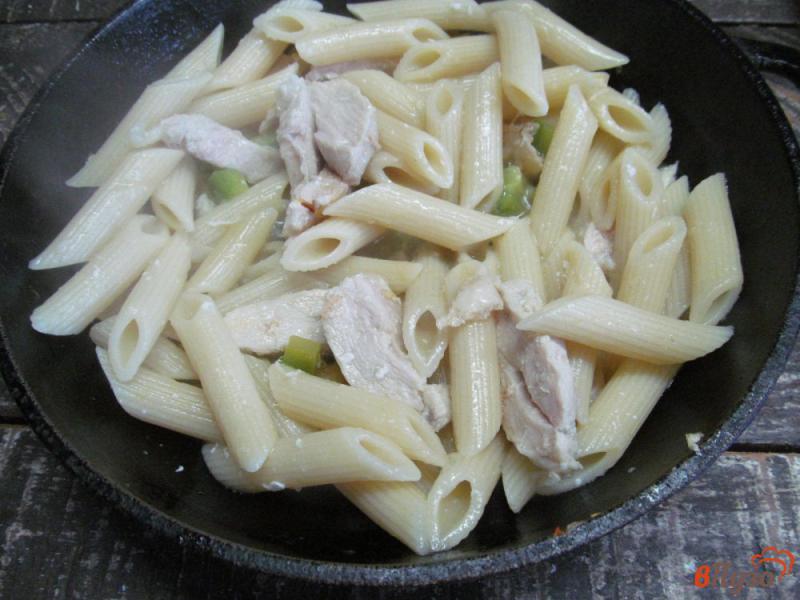 Фото приготовление рецепта: Паста пенне с курицей под соусом «Альфредо» шаг №3