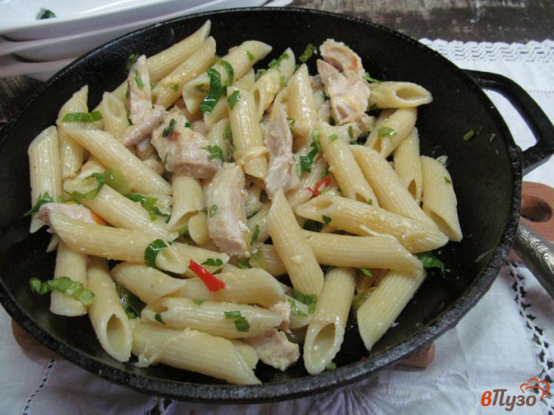 Фото приготовление рецепта: Паста пенне с курицей под соусом «Альфредо» шаг №5