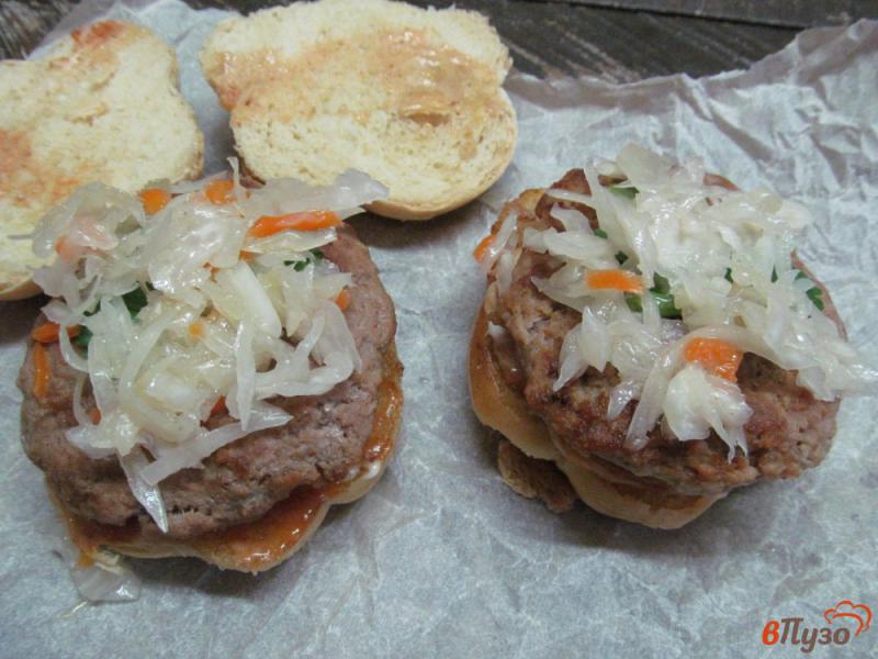 Фото приготовление рецепта: Сэндвич с квашеной капустой и перепелиным яйцом шаг №8