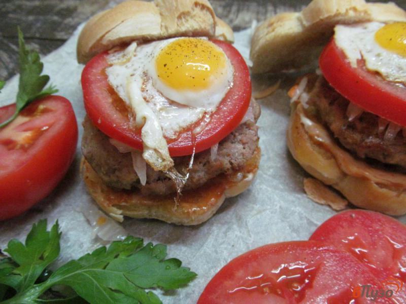 Фото приготовление рецепта: Сэндвич с квашеной капустой и перепелиным яйцом шаг №11