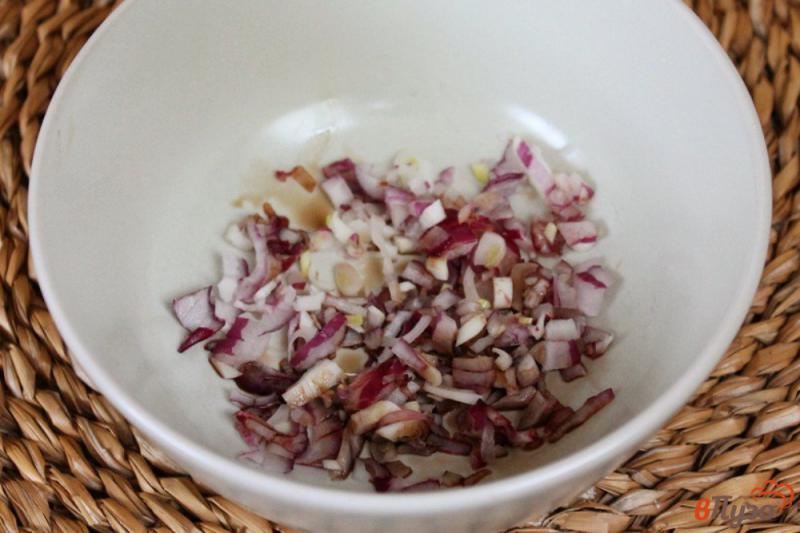 Фото приготовление рецепта: Салат из помидор с маринованным луком и моцареллой шаг №1