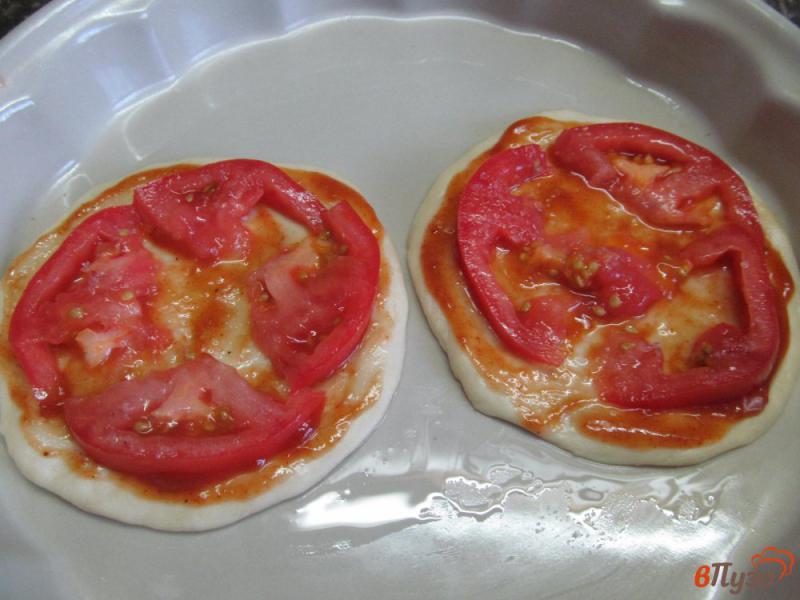 Фото приготовление рецепта: Мини пиццы на завтрак шаг №4
