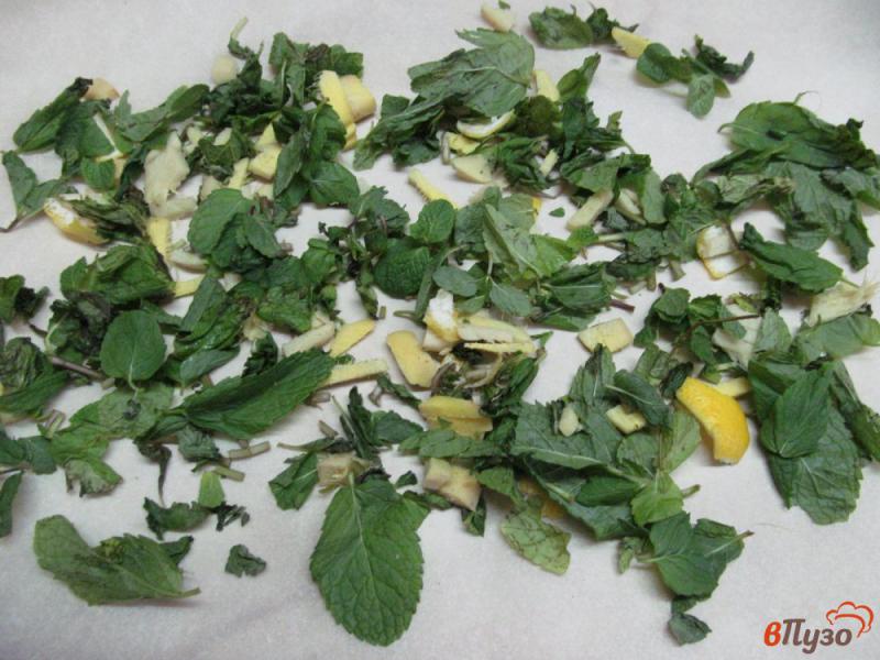 Фото приготовление рецепта: Зеленый чай с имбирем мятой и цедрой лимона шаг №2