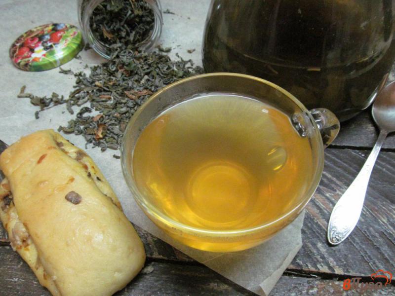 Фото приготовление рецепта: Зеленый чай с имбирем мятой и цедрой лимона шаг №4