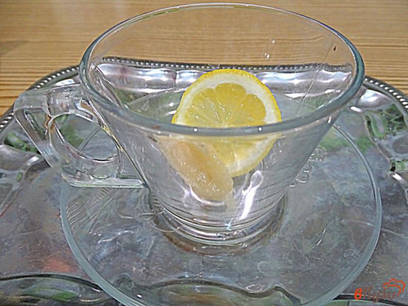 Фото приготовление рецепта: Имбирный чай с кардамоном и лимоном шаг №6