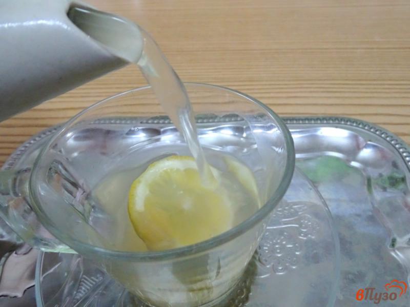Фото приготовление рецепта: Имбирный чай с кардамоном и лимоном шаг №7