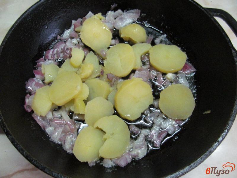 Фото приготовление рецепта: Яйца с картофелем и щавелем шаг №2