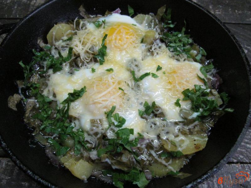 Фото приготовление рецепта: Яйца с картофелем и щавелем шаг №5