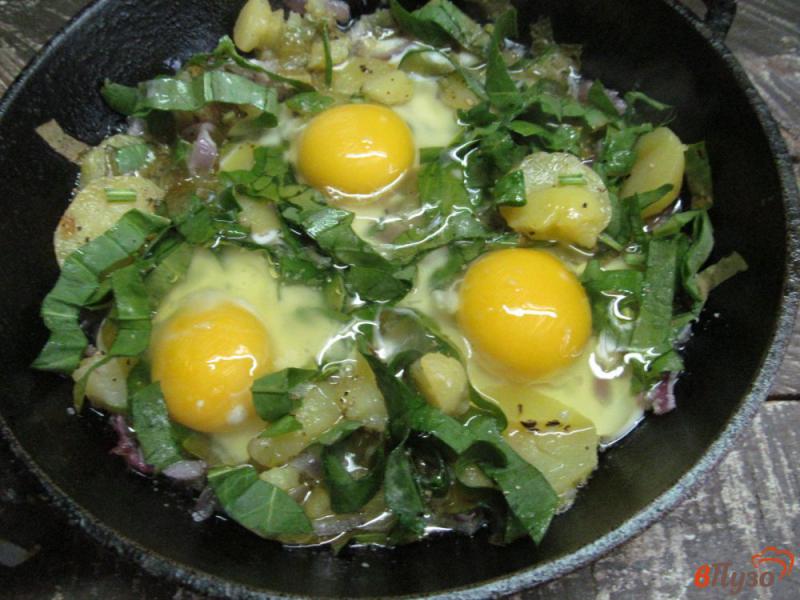 Фото приготовление рецепта: Яйца с картофелем и щавелем шаг №4