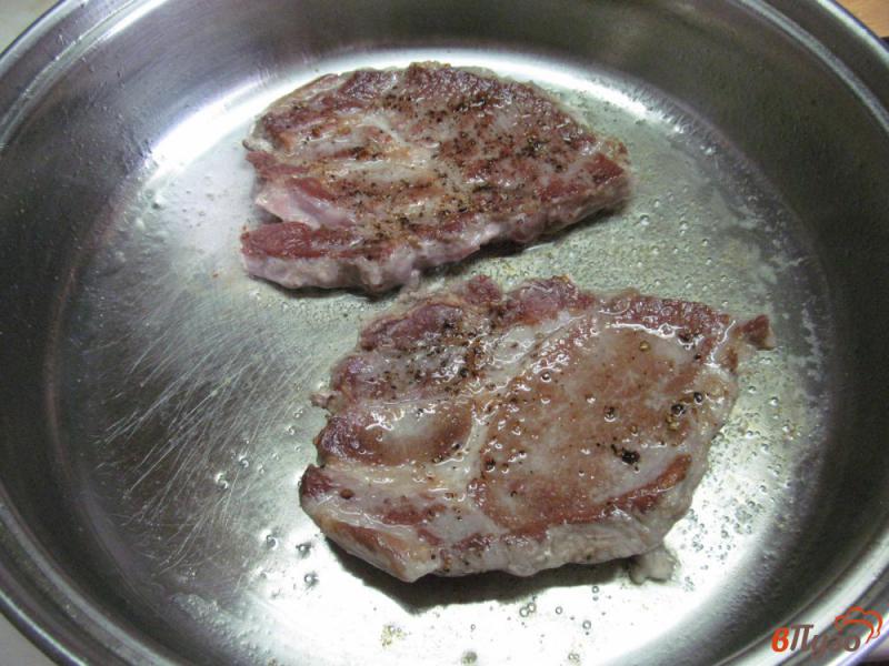 Фото приготовление рецепта: Свинина с рагу из грибов и фасоли шаг №2