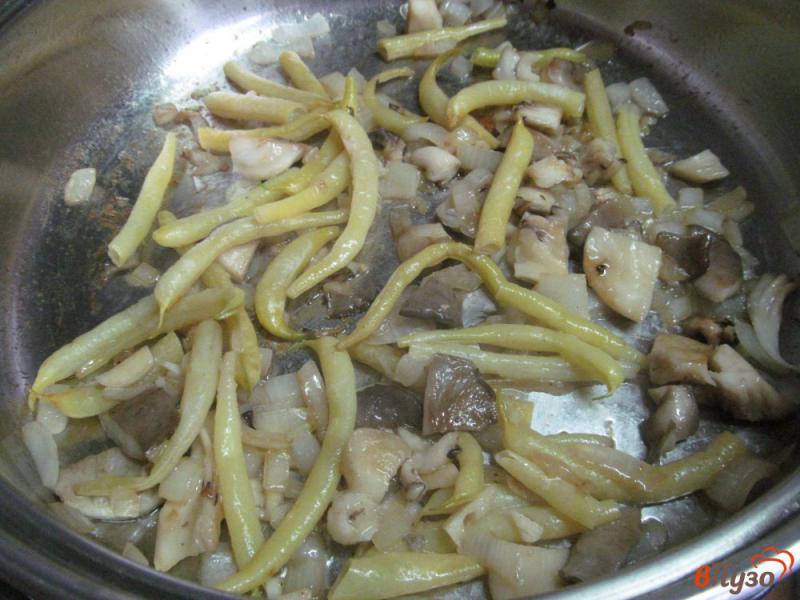 Фото приготовление рецепта: Свинина с рагу из грибов и фасоли шаг №4