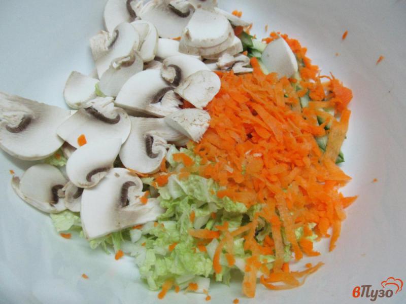 Фото приготовление рецепта: Салат с сырыми шампиньонами с огурцом и пекинской капустой шаг №2
