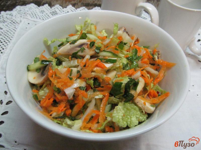 Фото приготовление рецепта: Салат с сырыми шампиньонами с огурцом и пекинской капустой шаг №4