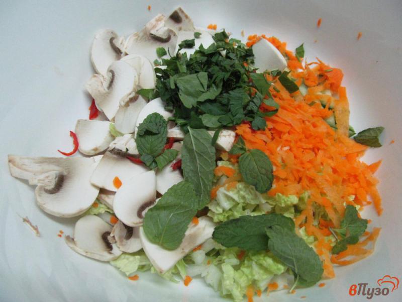 Фото приготовление рецепта: Салат с сырыми шампиньонами с огурцом и пекинской капустой шаг №3