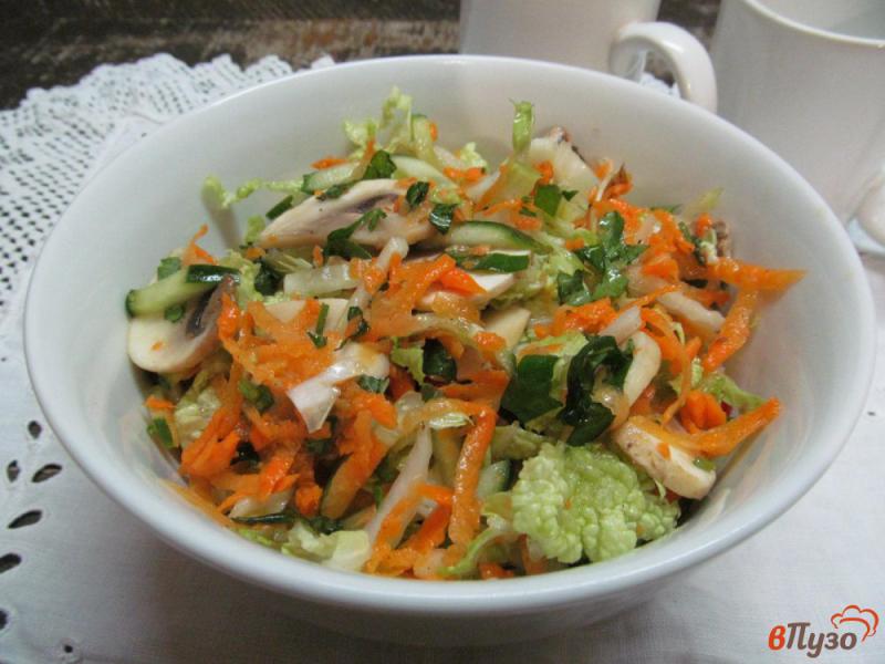 Фото приготовление рецепта: Салат с сырыми шампиньонами с огурцом и пекинской капустой шаг №5