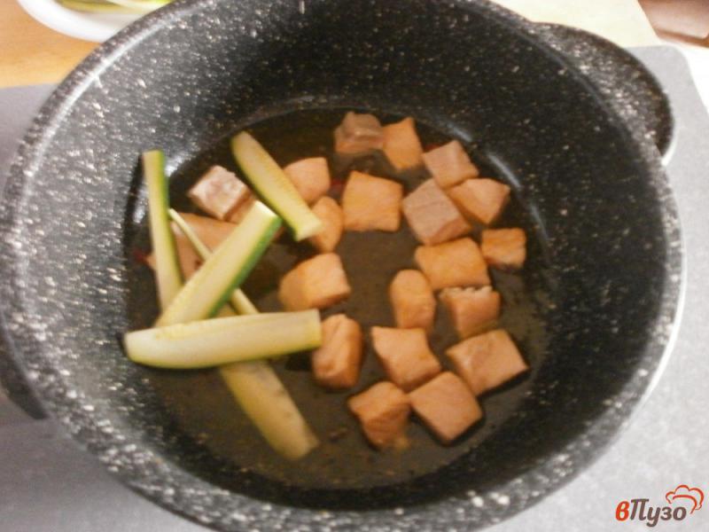 Фото приготовление рецепта: Паста « платочки»  с сёмгой и цуккини шаг №14