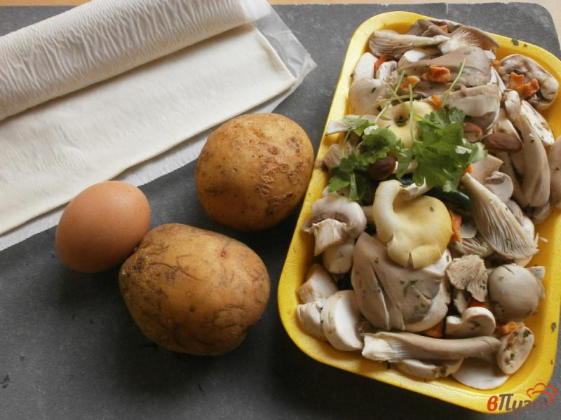 Фото приготовление рецепта: Слойки с грибами, картофелем и сыром шаг №1