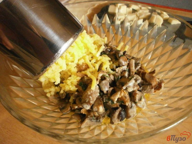 Фото приготовление рецепта: Слойки с грибами, картофелем и сыром шаг №2